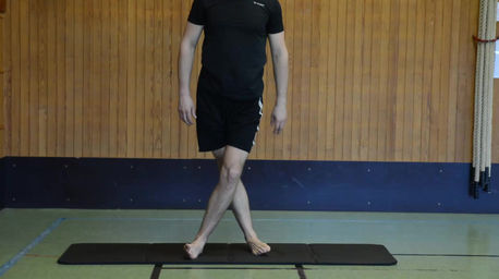 Benpass - Steg 2 - Knäböj på utsidan av foten halvvägs